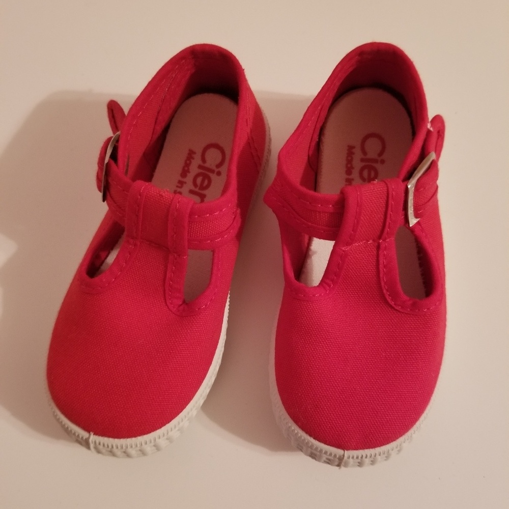 Cienta Red Shoes with Snap, Size 6